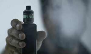 Cigarros eletrônicos camuflados em roupas e acessórios desafiam a saúde