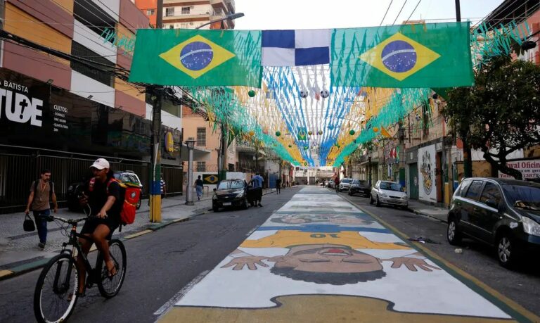 Copa do Mundo: Ruas decoradas no Rio resgatam tradição e unem comunidades