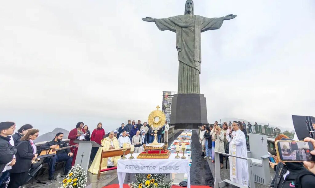 Cristo Redentor inova com tapetes de patchwork no Corpus Christi