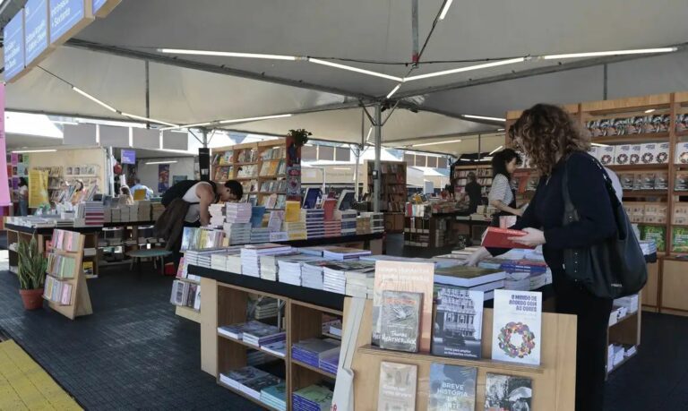 Diretor da EBC celebra 90 anos da Rádio Nacional na Feira do Livro de SP