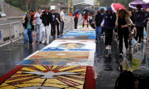 Fiéis superam chuva e confeccionam tapetes de Corpus Christi no Rio