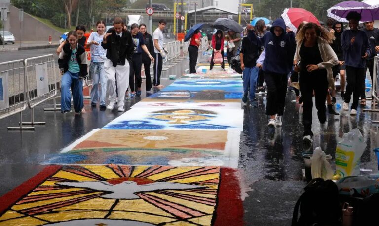 Fiéis superam chuva e confeccionam tapetes de Corpus Christi no Rio