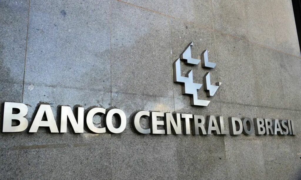 Mercado financeiro eleva projeção da taxa Selic para 13,75% ao ano