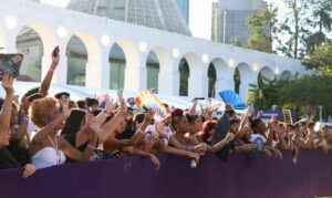 Parada LGBTQIA+ no Rio foca em representatividade política nas urnas