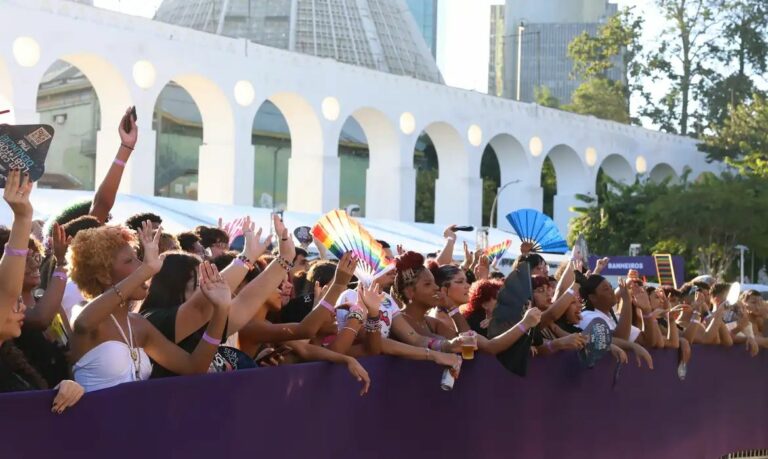 Parada LGBTQIA+ no Rio foca em representatividade política nas urnas