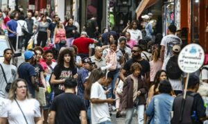Pobreza recua em 22 metrópoles brasileiras impulsionada pelo mercado de trabalho