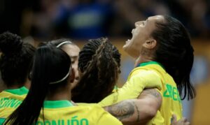Seleção feminina de futebol vence Estados Unidos de virada em amistoso