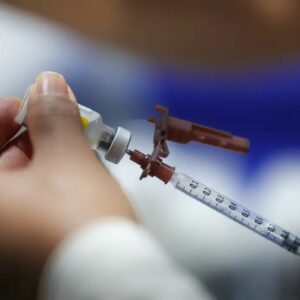 Vacina da dengue para crianças segue normal e não foi suspensa