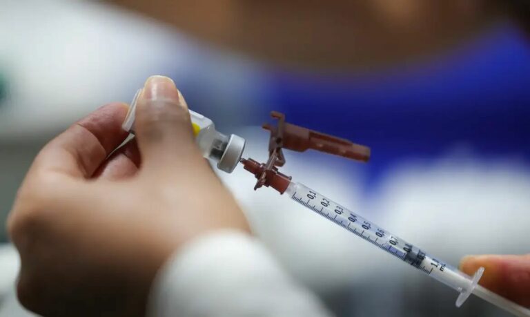 Vacina da dengue para crianças segue normal e não foi suspensa