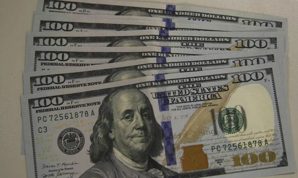Dólar cai para R$ 5,13 enquanto Ibovespa recua em dia de ajuste