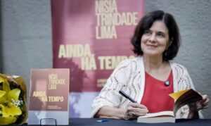 Nísia Trindade lança livro sobre bastidores da pandemia de covid-19