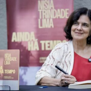 Nísia Trindade lança livro sobre bastidores da pandemia de covid-19