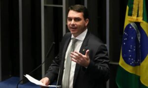 PGR defende oitiva de Flávio Bolsonaro em inquérito sobre calúnia contra Lula