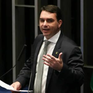 PGR defende oitiva de Flávio Bolsonaro em inquérito sobre calúnia contra Lula