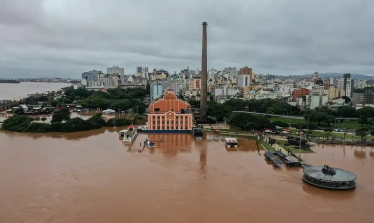 Rio Guaíba pode atingir cota de alerta em Porto Alegre